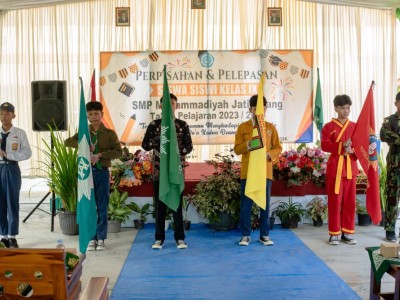 Iring-iringan Siswa Kelas IX 
