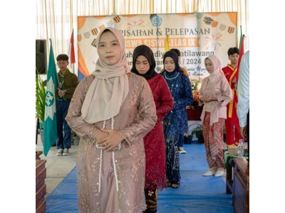 Iring-iringan Siswa Kelas IX 