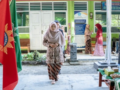 Iring-iringan Siswa Kelas IX 