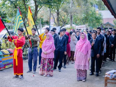 pengawalan menuju tempat duduk wisudawan/wati