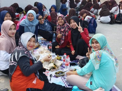 Moment piknik tepi sawah
