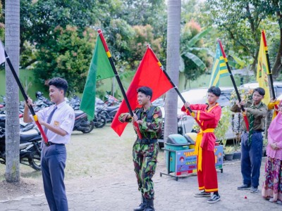 pengawalan menuju tempat duduk wisudawan/wati