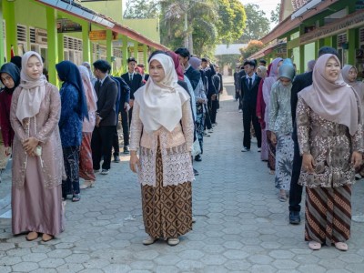 Iring-iringan Siswa Kelas IX 
