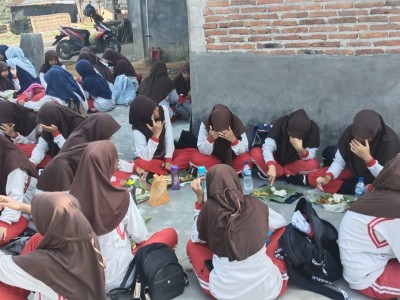 sarapan ditepi sawah