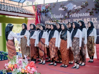 paduan suara siswi kelas 7&8