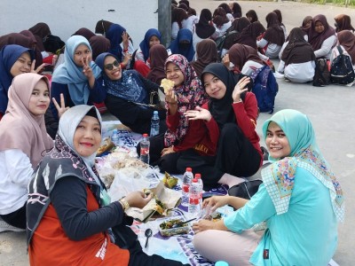 Moment piknik tepi sawah