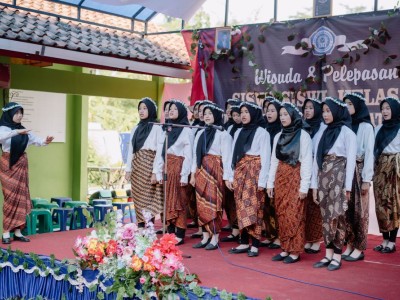 paduan suara siswi kelas 7&8